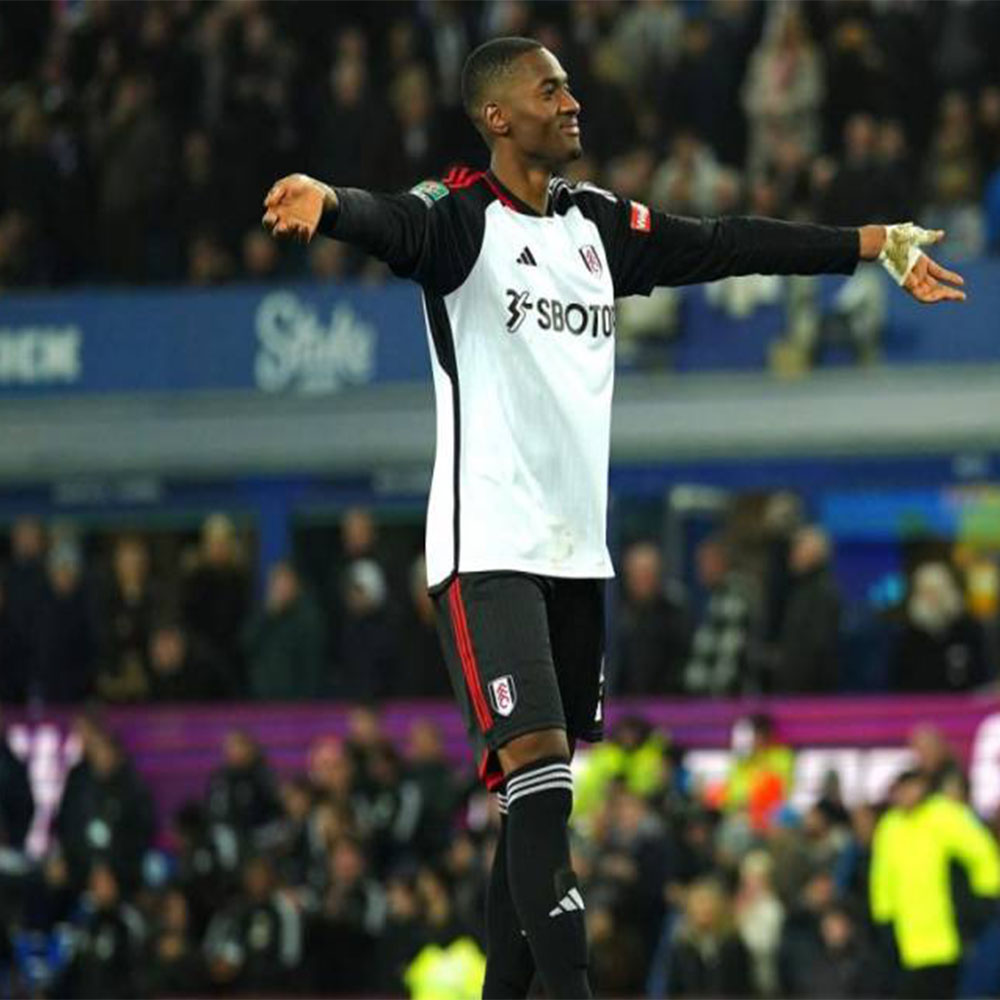 توسین آدارابیویو - عکس های فوتبالی توسین آدارابیویو