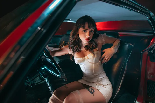 نیکی نیکول لخت