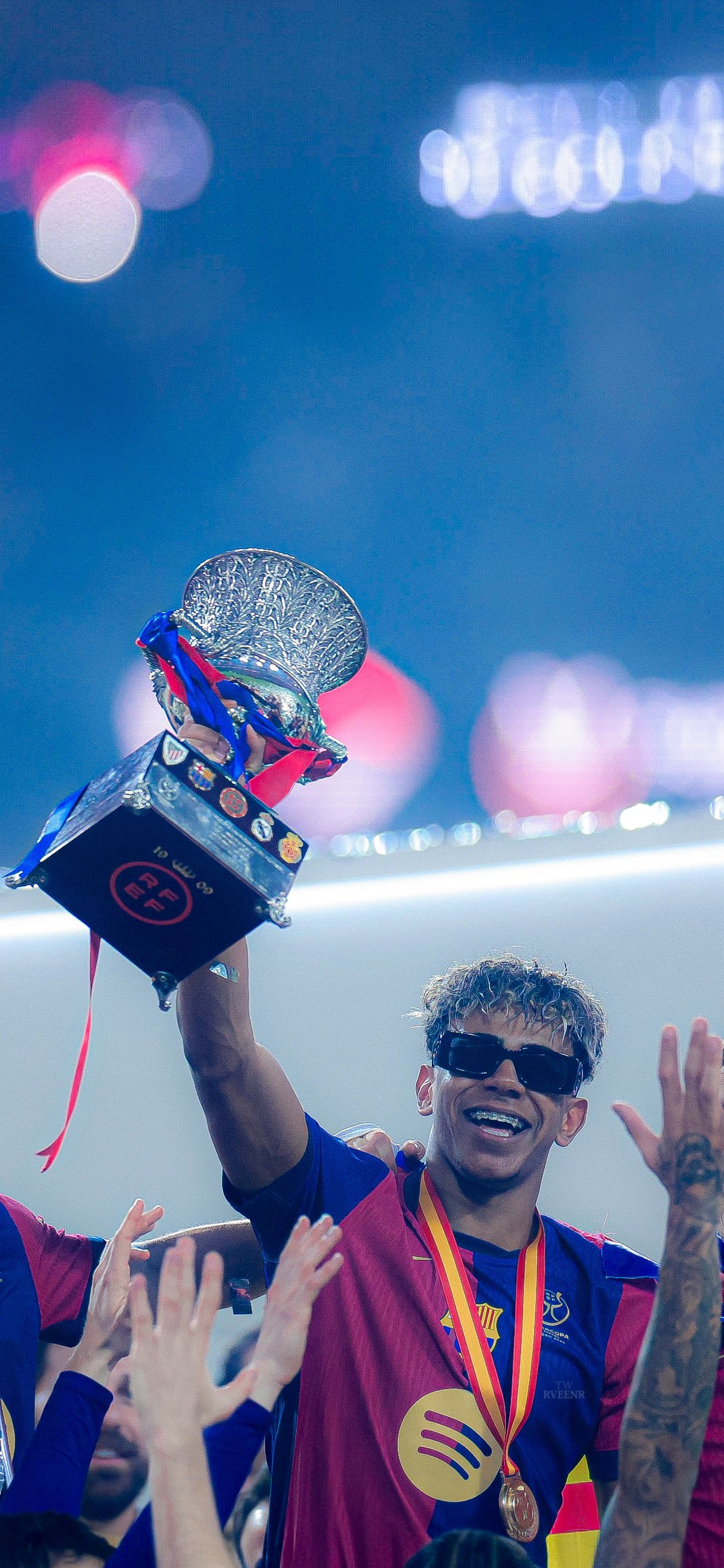 عکس لامین یامال با جام -فوتو فوتبال عکس لامین یامال با جام