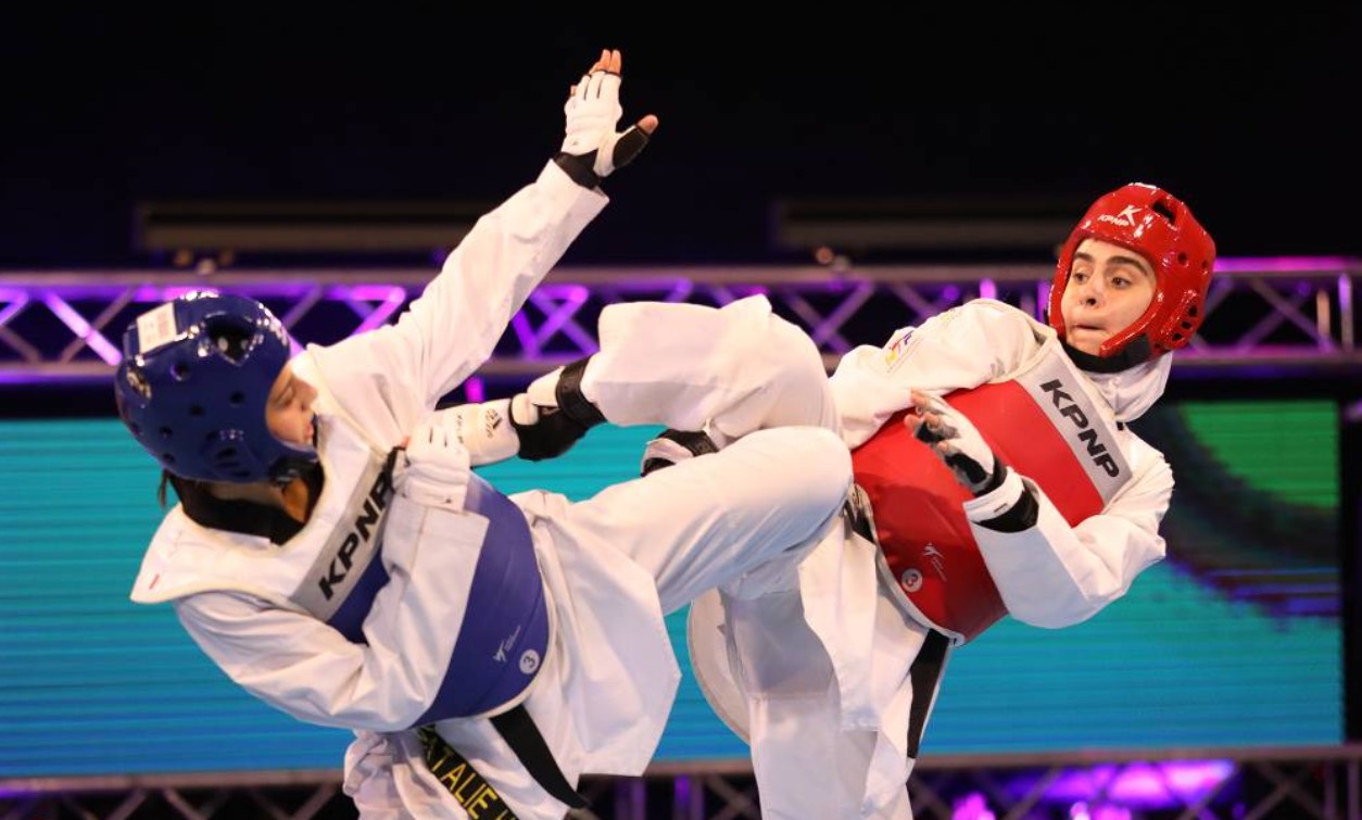 عکس مسابقه کوثر اساسه - فوتو فوتبال عکس مسابقه کوثر اساسه