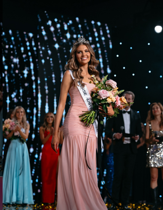 عکس لکسی برانت در مراسم دختر شایسته جهان عکس لکسی برانت در مراسم دختر شایسته جهان