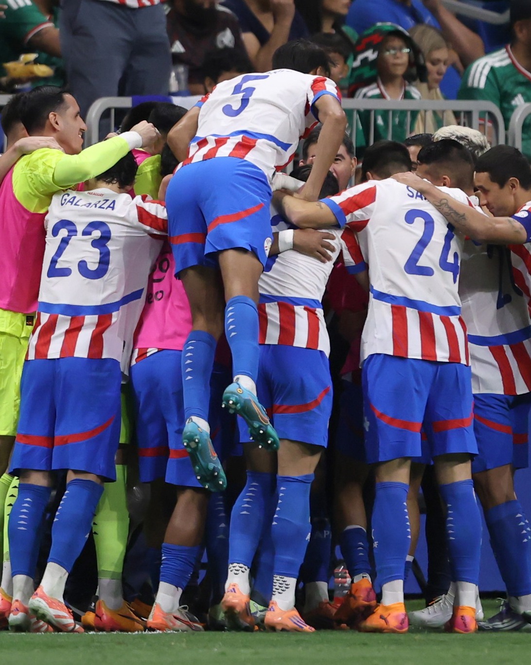 عکس بازیکنان برتر تیم فوتبال پاراگوئه