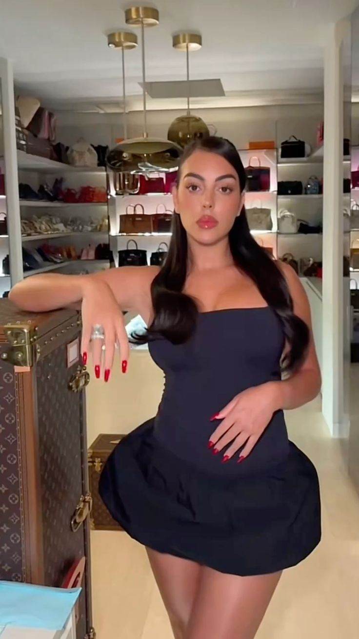 عکس لخت جورجینا