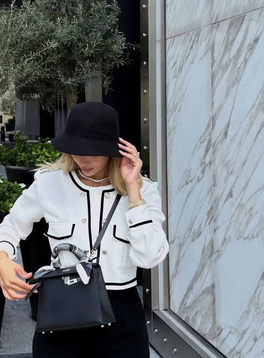 آناشید حسینی با حجاب آناشید حسینی با حجاب